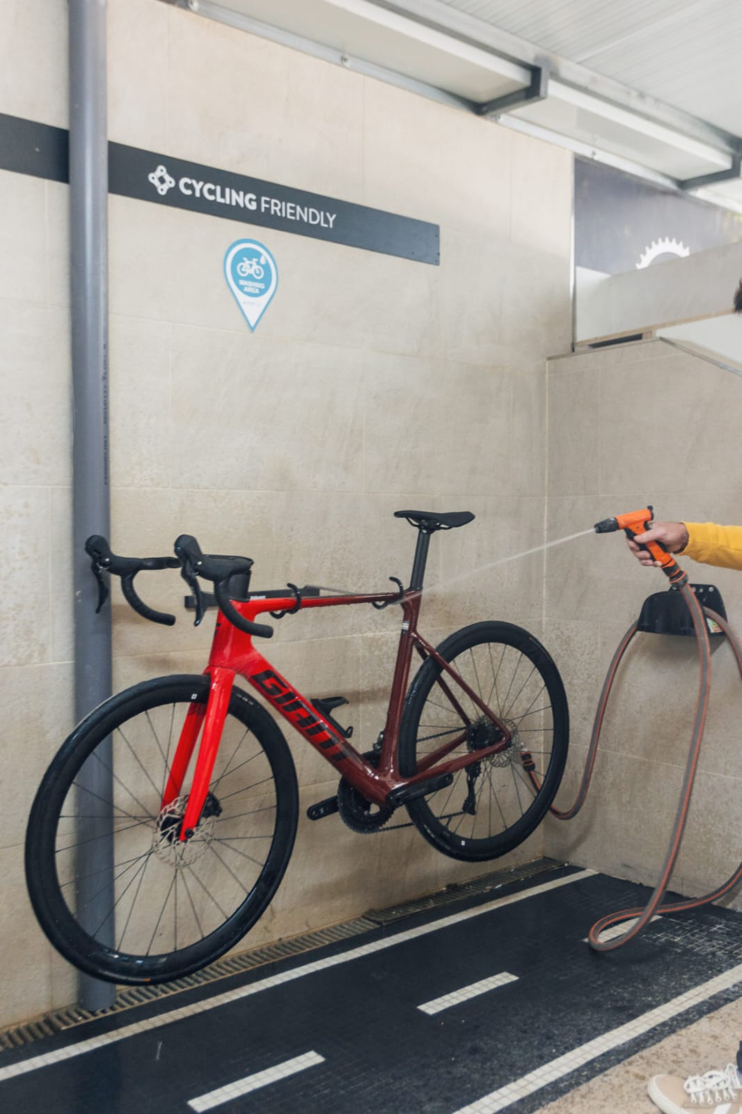 Lavado de una Giant en el taller Iconick Ride Mallorca