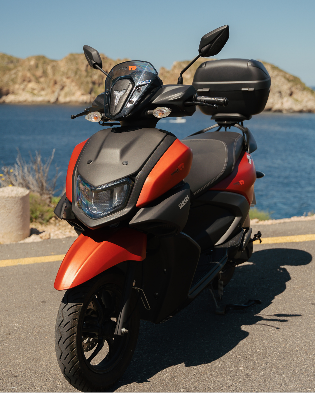 Scooter Yamaha roja aparcada en la costa de Mallorca